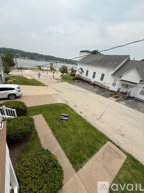 Le Claire Apartment: 111 Ewing Street