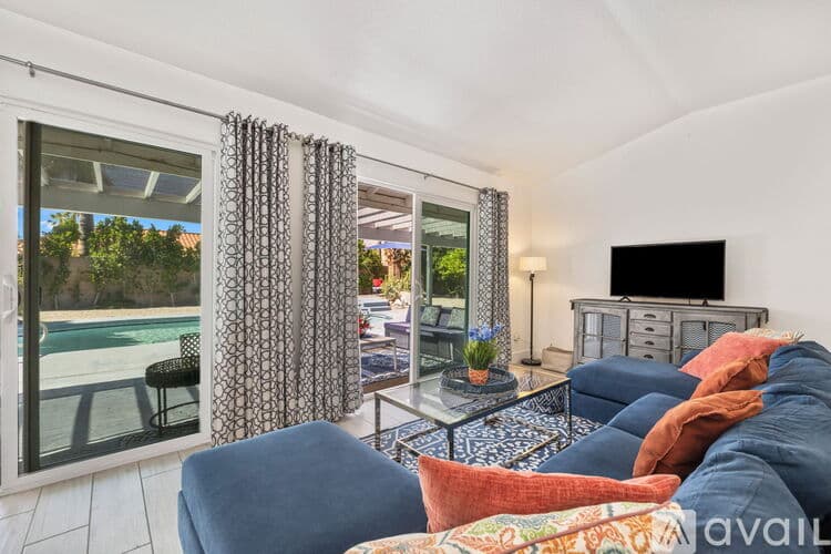 Palm Springs House: 1479 E Francis Dr