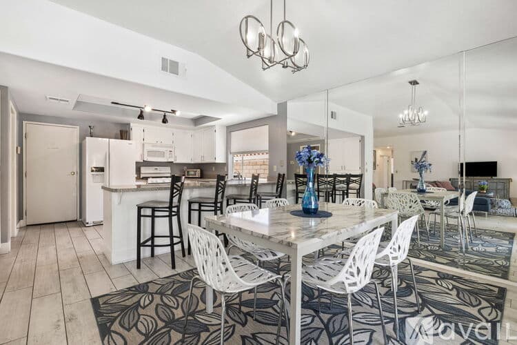 Palm Springs House: 1479 E Francis Dr