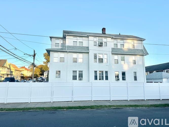 Bridgeport Apartment: 71 Tremont Ave