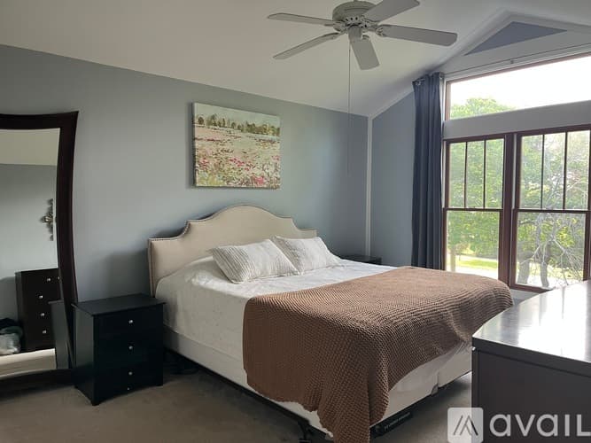 Palatine House: 889 East Stonebridge Court
