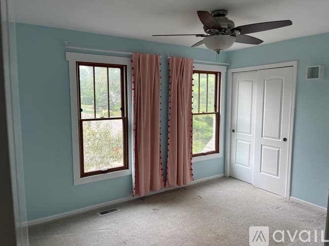 Palatine House: 889 East Stonebridge Court