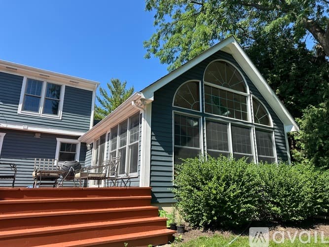 Palatine House: 889 East Stonebridge Court
