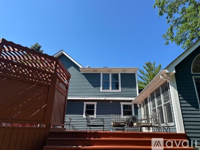 Palatine House: 889 East Stonebridge Court