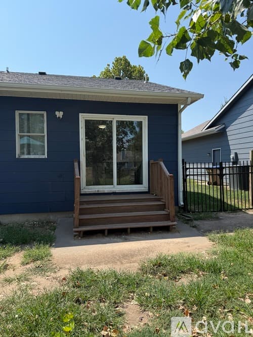 Valley Center House: 630 W Scott St