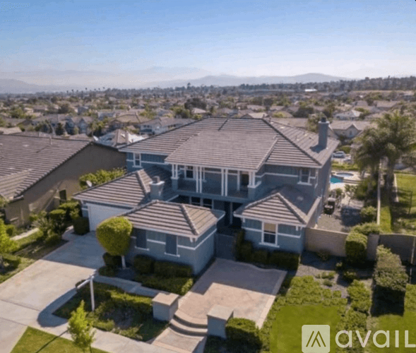 Corona House: 3267 Huntfield Street