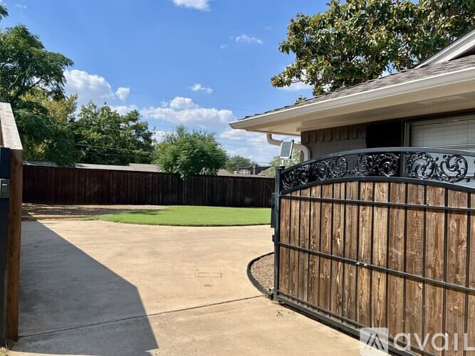 Arlington House: 1902 Silver Leaf Drive