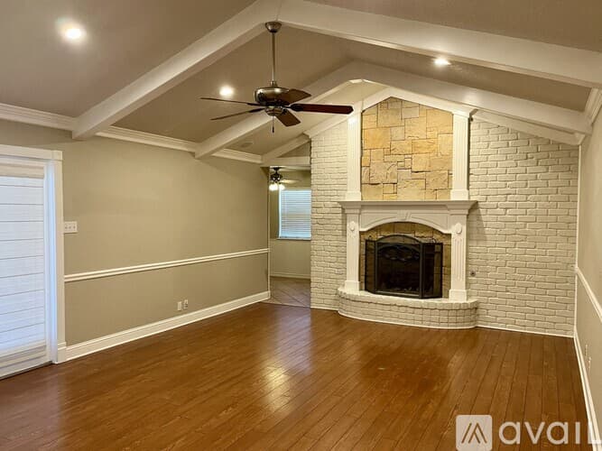 Arlington House: 1902 Silver Leaf Drive