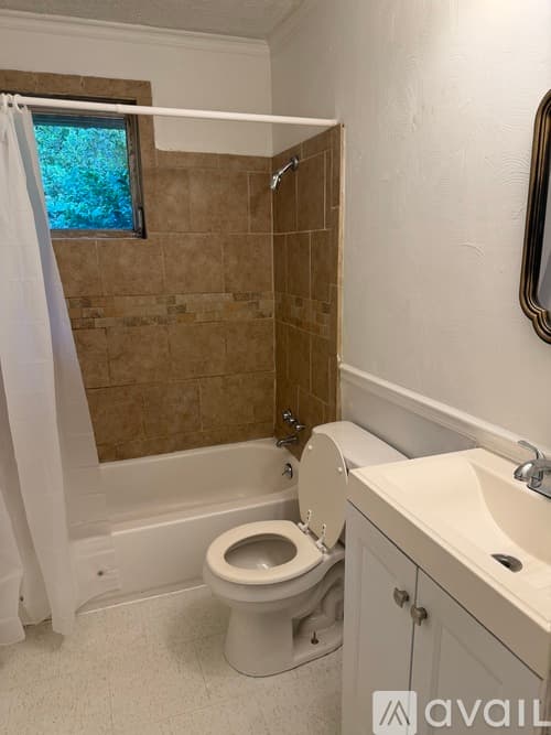 Augusta House: 1216 Dugas St