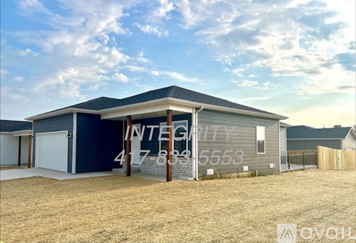 Springfield House: 896 South Spring Hill Avenue