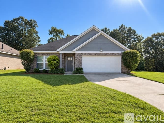 Dothan House: 104 Huron Dr