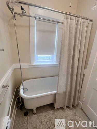 Newport Apartment: 144 Van Zandt Ave