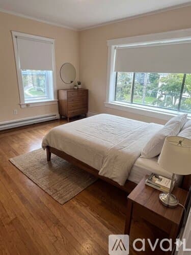 Newport Apartment: 144 Van Zandt Ave