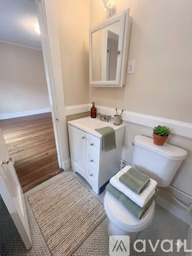 Newport Apartment: 144 Van Zandt Ave