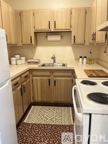 Newport Apartment: 144 Van Zandt Ave
