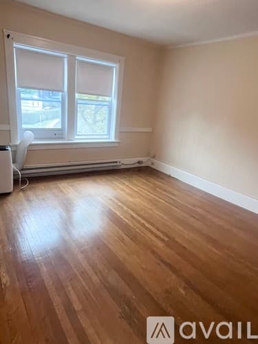 Newport Apartment: 144 Van Zandt Ave