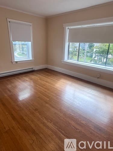 Newport Apartment: 144 Van Zandt Ave