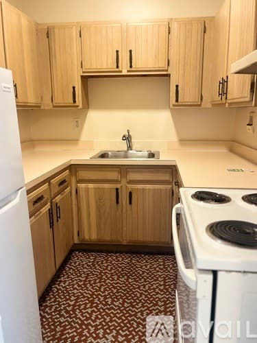 Newport Apartment: 144 Van Zandt Ave