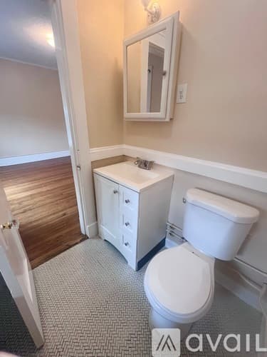 Newport Apartment: 144 Van Zandt Ave