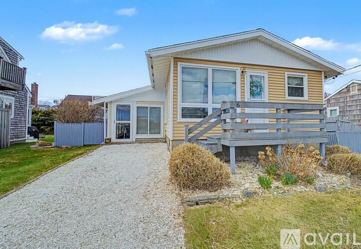 Sandwich House: 6 Almy Ave