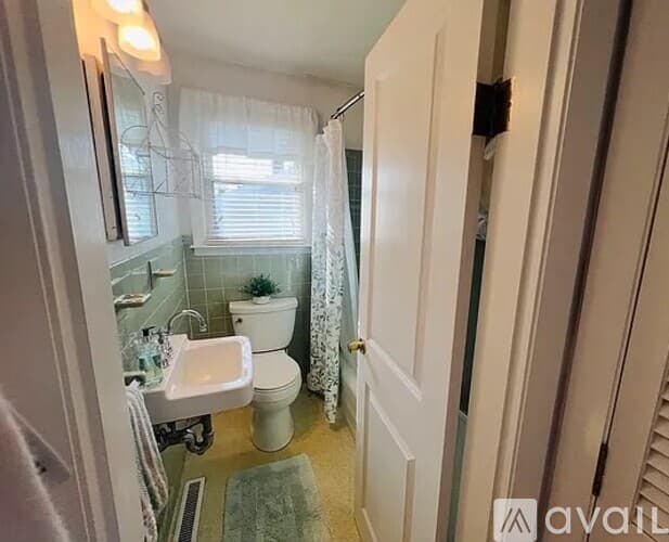 Sandwich House: 6 Almy Ave