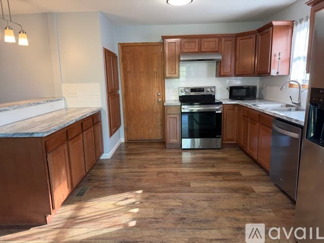 Valley Center House: 630 W Scott St