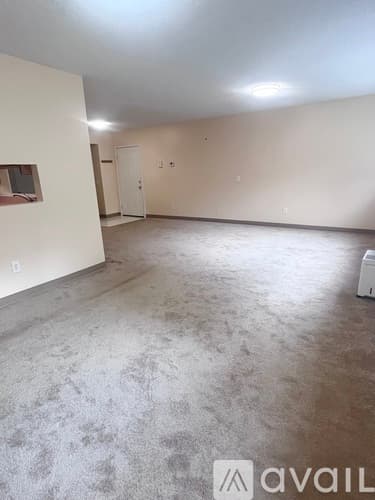 Newport Apartment: 142 Van Zandt Ave