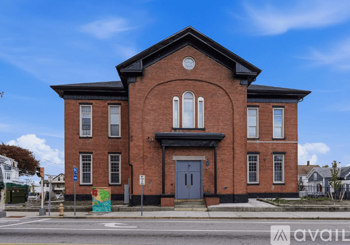 Central Falls Apartment: 387 Broad St
