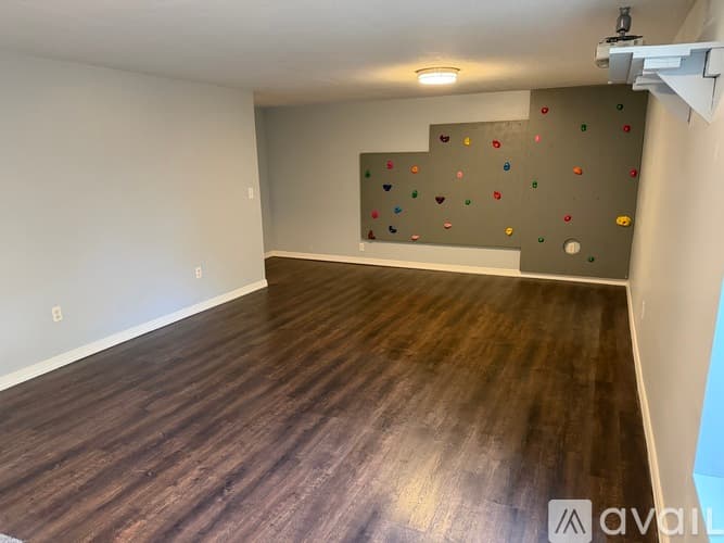 Valley Center House: 630 W Scott St