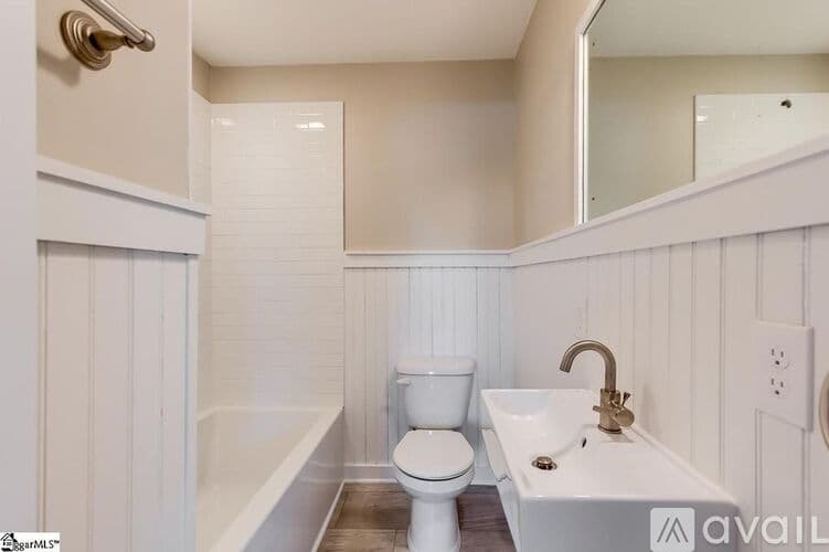 Greenville House: 201 Chipley Lane