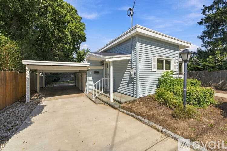 North Smithfield House: 22 Urrico Ave