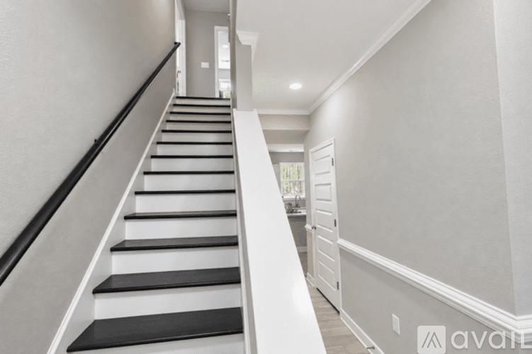 Yorktown House: 413 Burts Rd