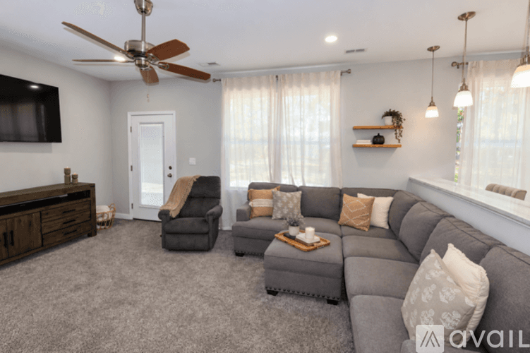Yorktown House: 413 Burts Rd