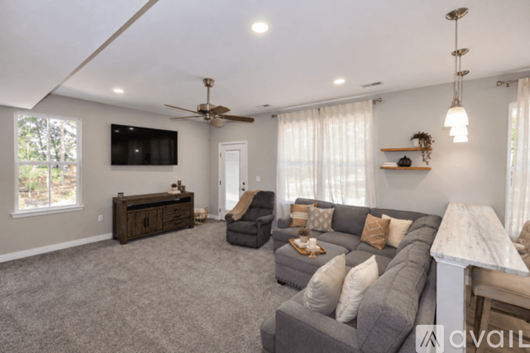 Yorktown House: 413 Burts Rd