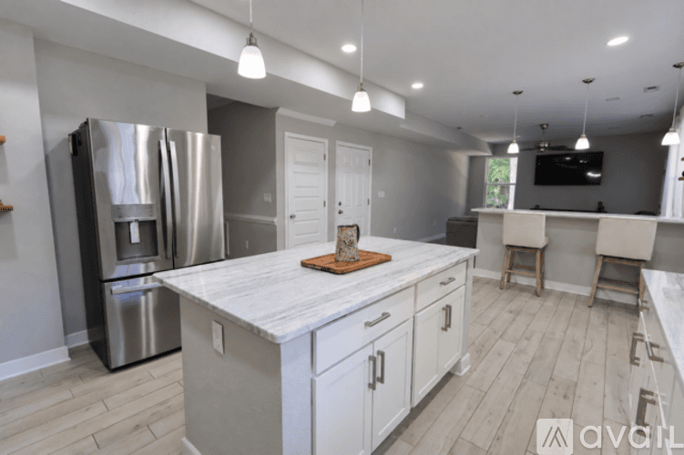 Yorktown House: 413 Burts Rd
