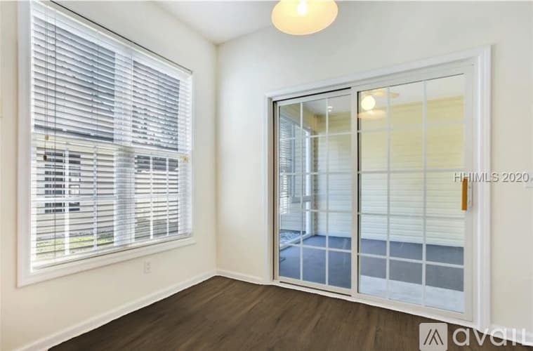 Bluffton Townhome: 77 Regent Avenue