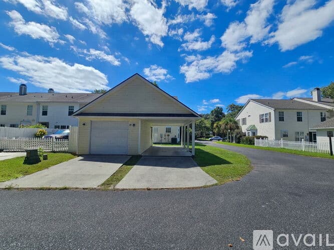 Bluffton Townhome: 77 Regent Avenue