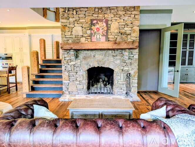 Lakemont House: 252 Bear Gap Rd