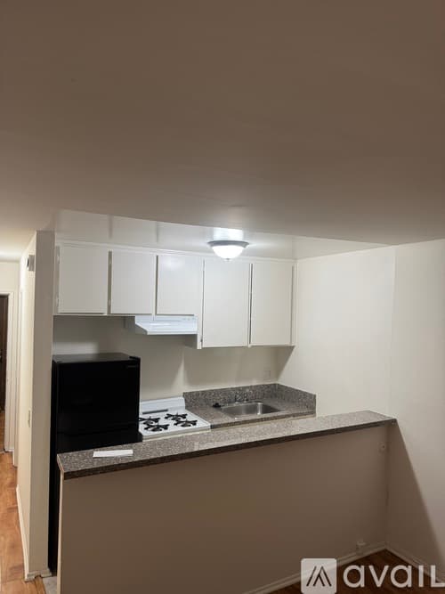 Los Angeles Apartment: 18433 Collins St