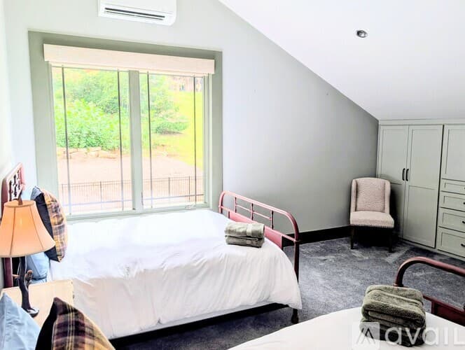 Lakemont House: 252 Bear Gap Rd