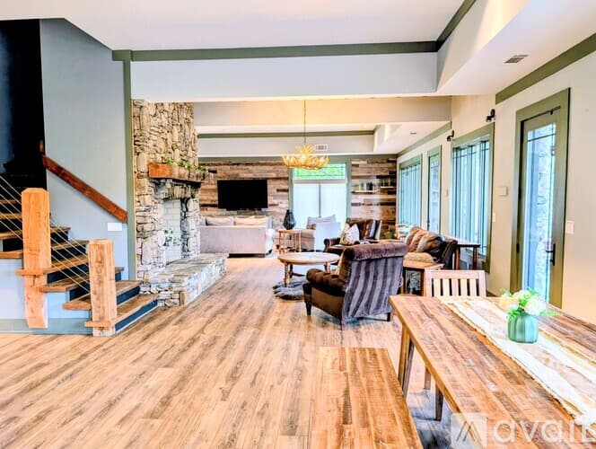 Lakemont House: 252 Bear Gap Rd