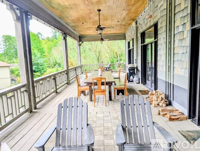 Lakemont House: 252 Bear Gap Rd