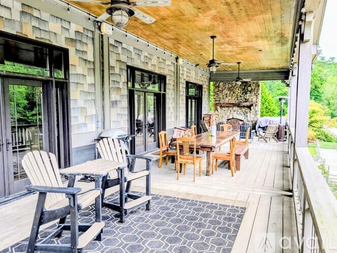 Lakemont House: 252 Bear Gap Rd