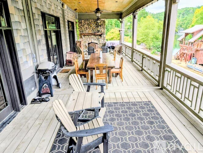 Lakemont House: 252 Bear Gap Rd