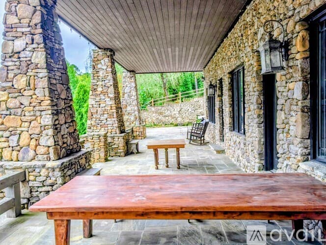 Lakemont House: 252 Bear Gap Rd