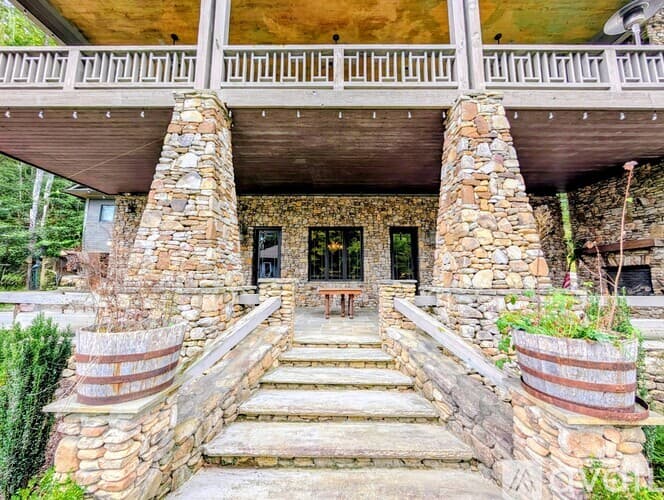 Lakemont House: 252 Bear Gap Rd