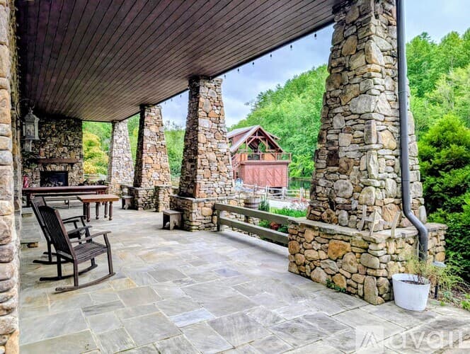 Lakemont House: 252 Bear Gap Rd