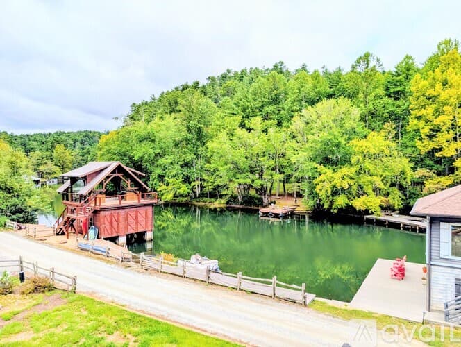 Lakemont House: 252 Bear Gap Rd