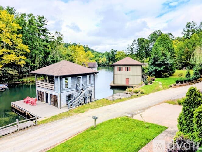 Lakemont House: 252 Bear Gap Rd