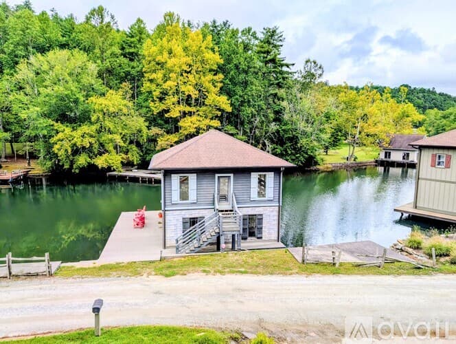Lakemont House: 252 Bear Gap Rd